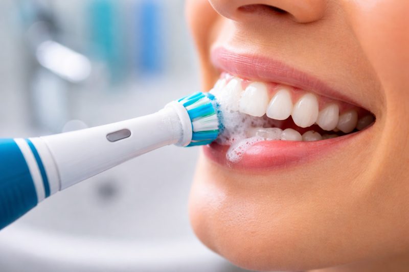 Periuța electrică chiar face diferența sau e doar un moft scump? Ce spun studiile recente despre eficiența reală a periajului electric